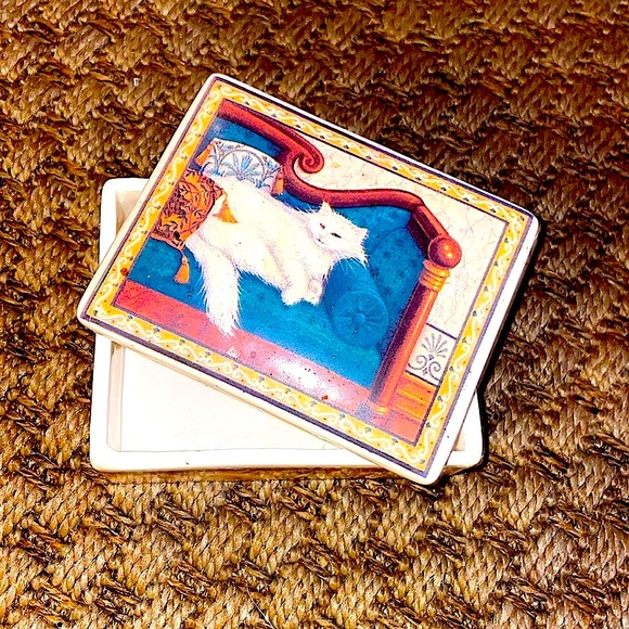 Vintage ceramic trinket/jewelry box. Beautiful white cat on couch. EUC - Picture 1 of 14
